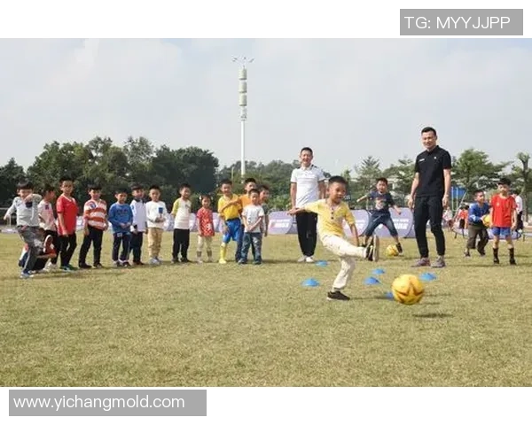 公安踢足球展现团队精神与执法风采助力社区和谐发展